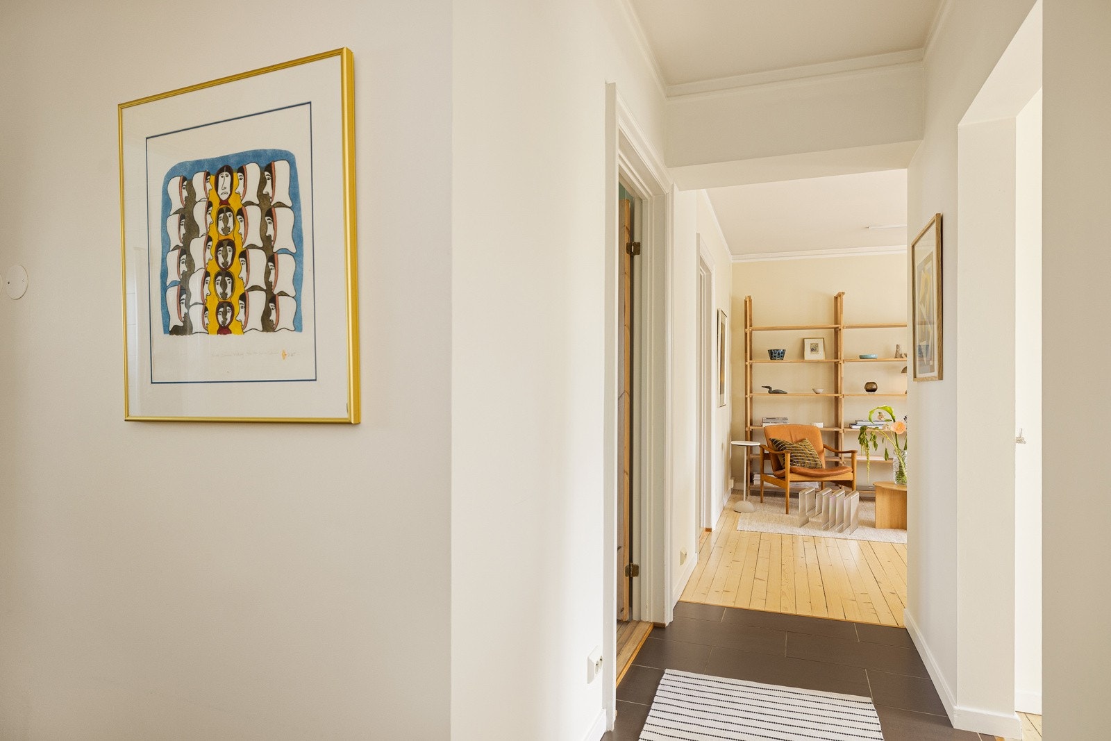 - Flislagt gulv med gulvvarme i gang/entre - både praktisk og komfortabelt. - Galleribilde