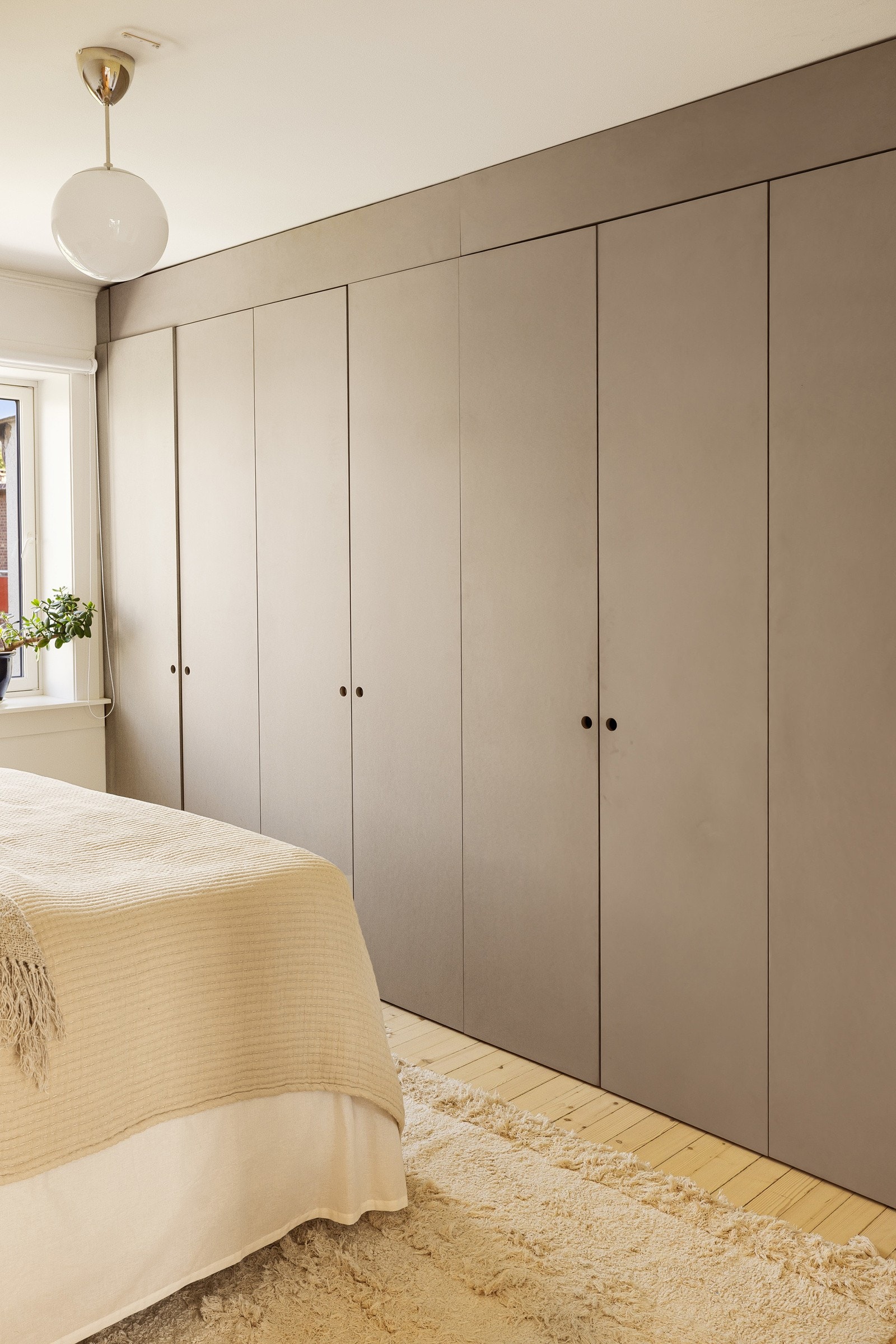 - Romslige, plassbygde skap gir svært god oppbevaringsplass. - Galleribilde