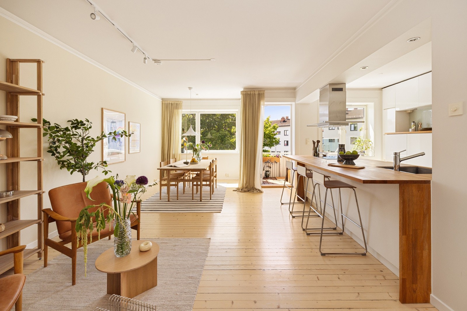 - Åpen løsning mot et stort og lekkert kjøkken - Galleribilde