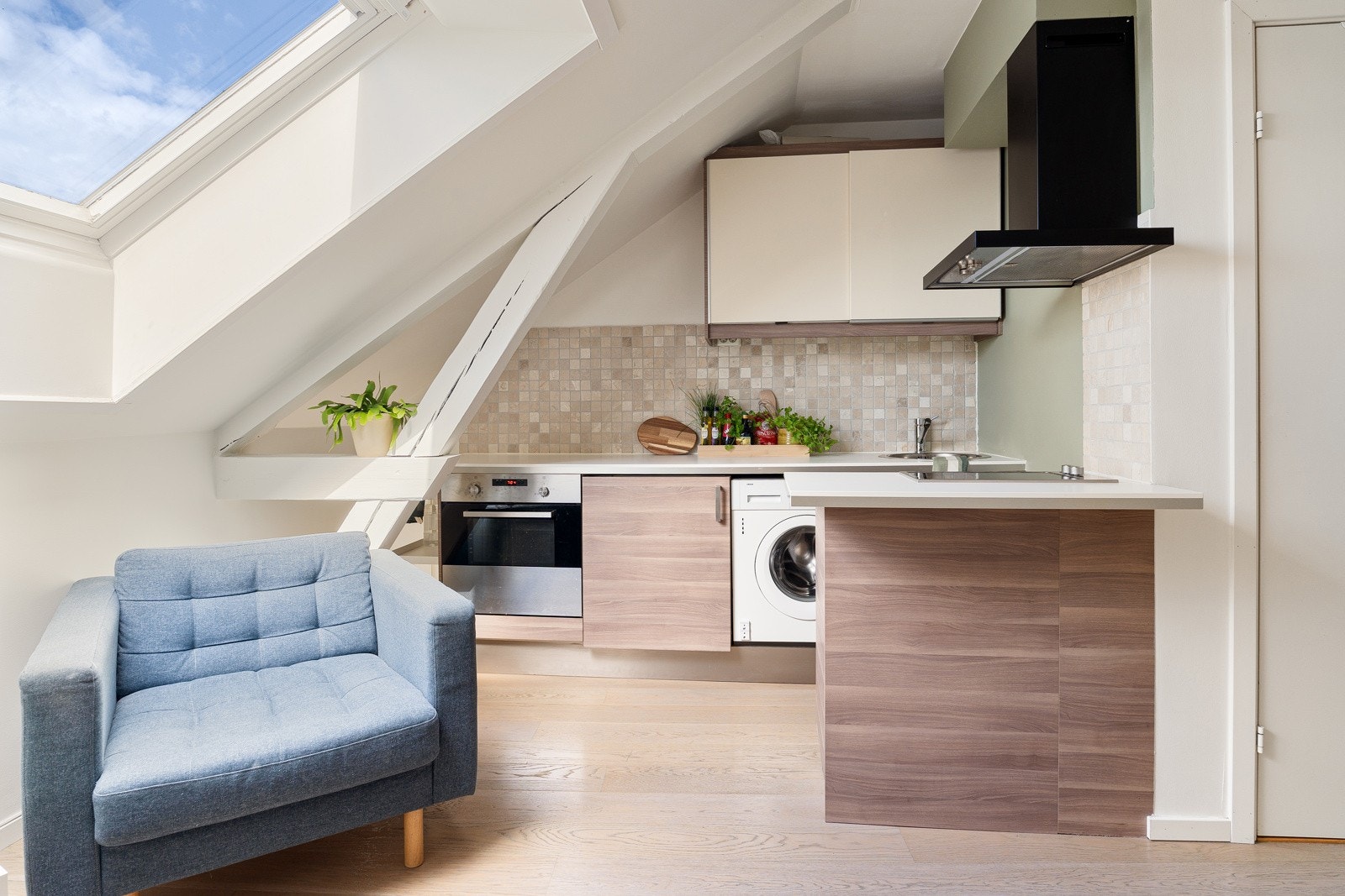 Denne leiligheten har et av de større kjøkkene i bygget med egen vaskemaskin Galleribilde