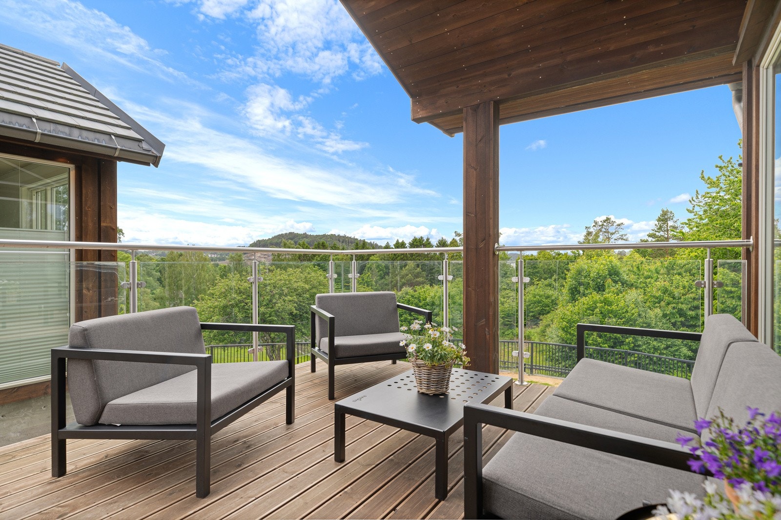 Fra stuen er det utgang til romslig og hyggelig terrasse Galleribilde