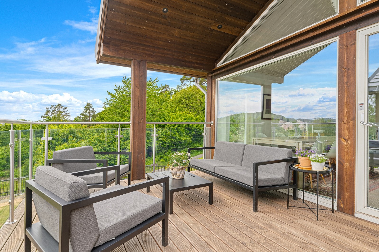 Fra stuen er det utgang til romslig og hyggelig terrasse Galleribilde