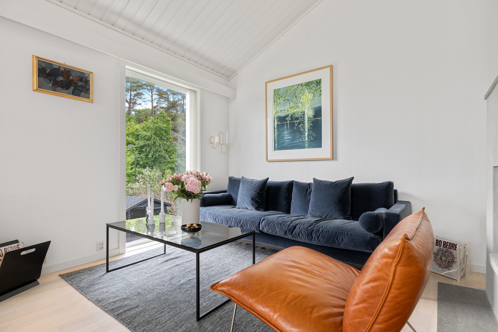 God plass til flere sittegrupper i stuen Galleribilde