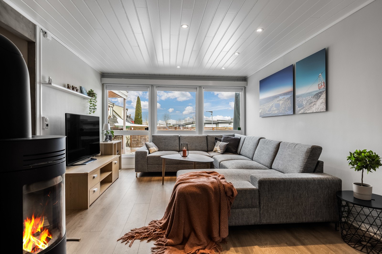 Rommet kan skilte med pent, enstavs laminatgulv, gråmalte vegger og en blå fondvegg. Galleribilde