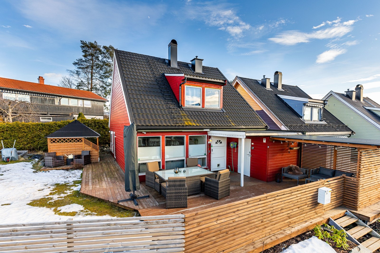 Eiendommen har hjørneplassering med gode solforhold fra tidlig ettermiddag til sent på kvelden. Rolig og meget barnevennlig område i Bødalen. Galleribilde