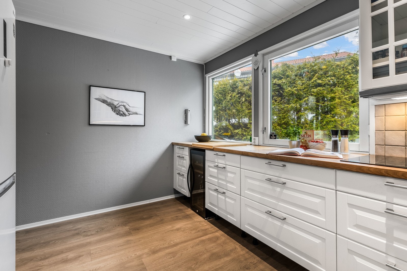 Bak benken er det to store vinduer som sørger for godt lysinnslipp, og for øvrig er det downlights i himling og ledlys under overskapene. Galleribilde