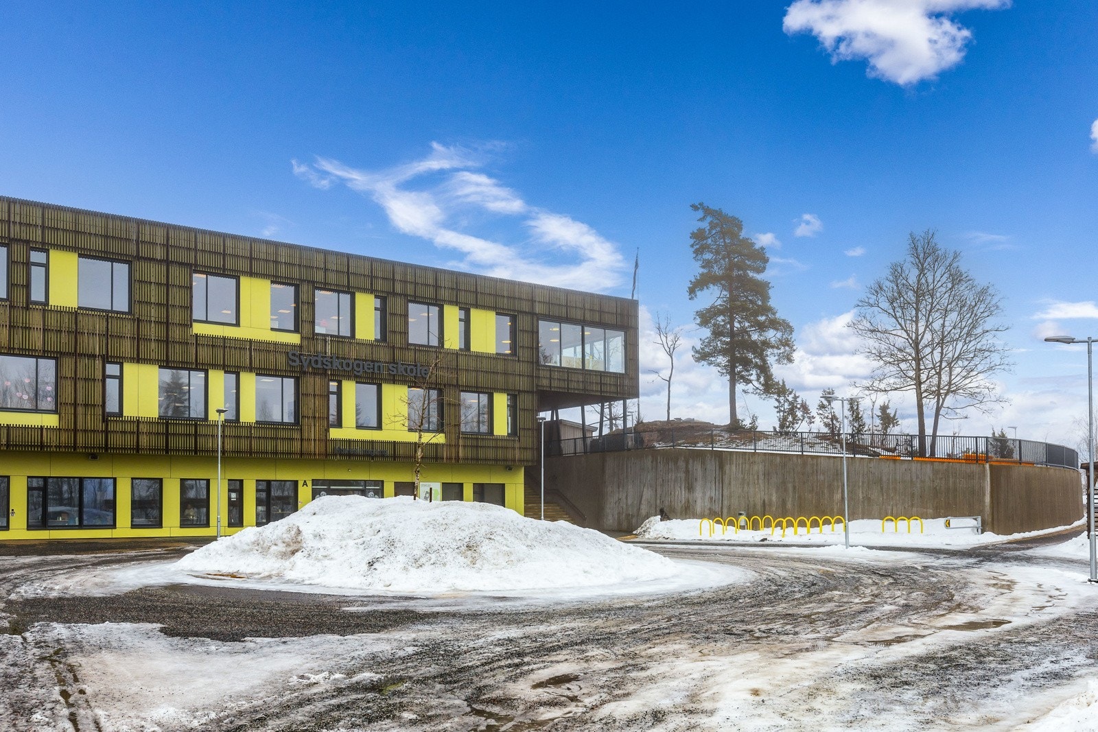 Fra eiendommen er det 750 meter til Sydskogen barneskole og 2,8 km til Slemmestad ungdomsskole. Galleribilde