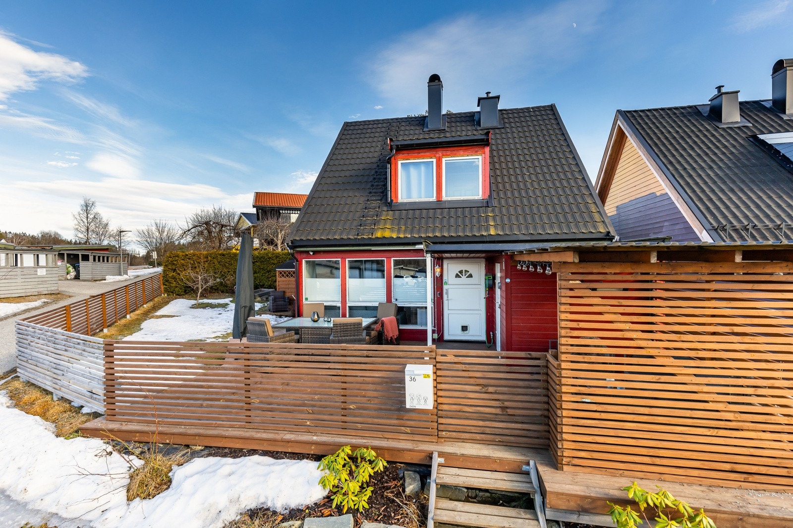 Boligen ble oppgradert i 2014 med ny taktekking og har to vegger med nyere kledning. Galleribilde