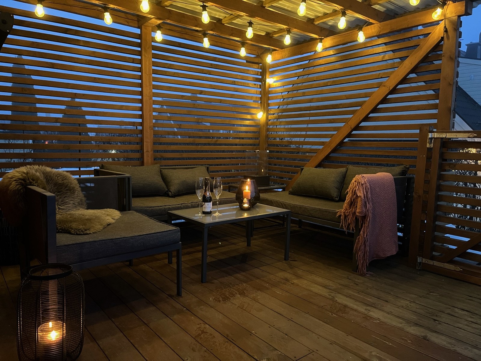 Pergolaen har tak og vegger i liggende spilekonstruksjon, samt terrassevarmer som sørger for ekstra kos og varme på kjøligere kvelder. Galleribilde