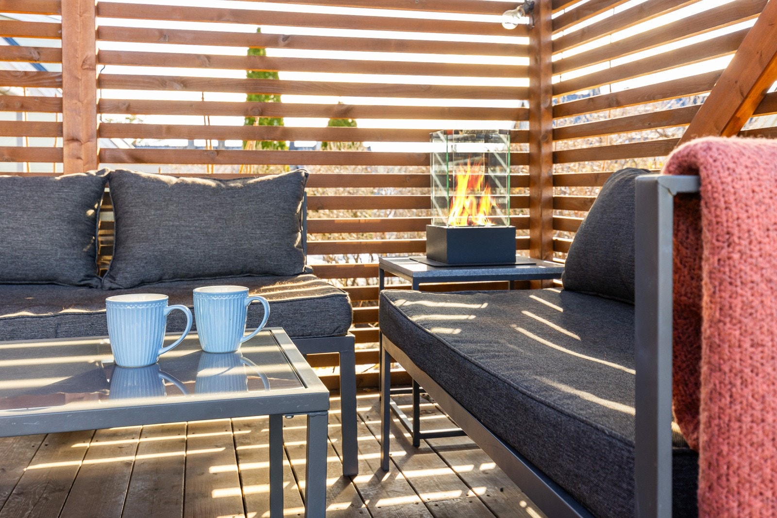 Uteplassene består av en paviljong i tre og nyere pergola. Galleribilde