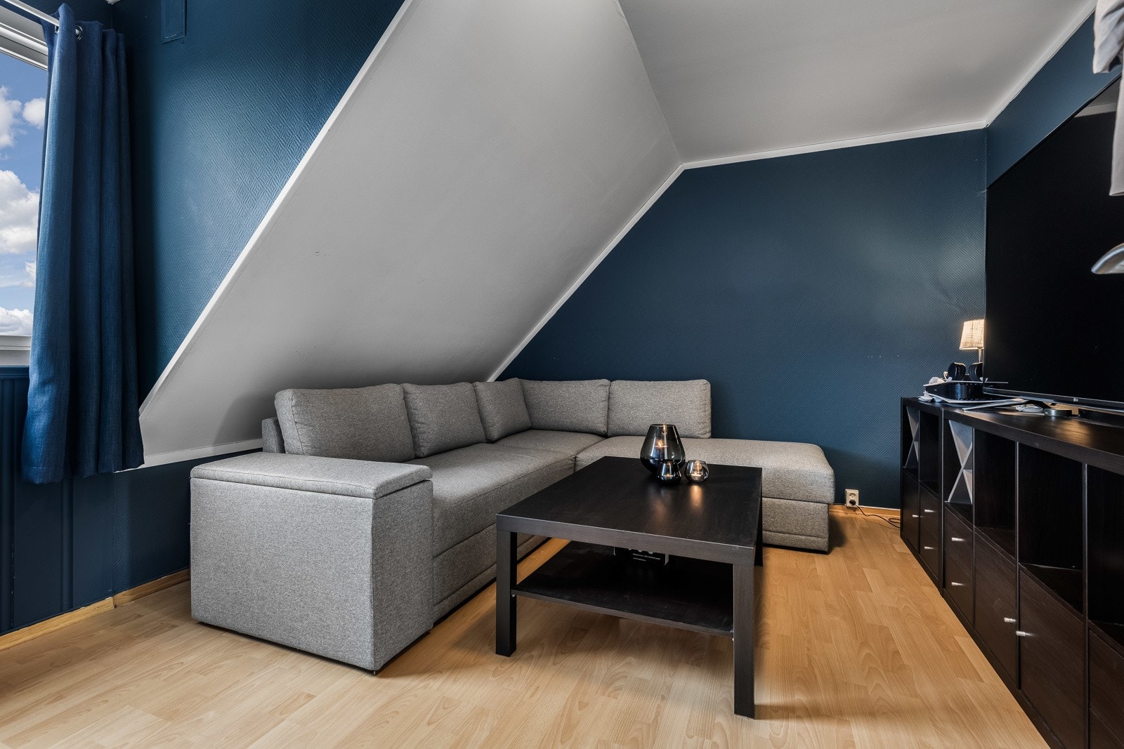 Soverommene har parkettgulv og vegger med ulik utførelse for et mer personlig preg. Galleribilde