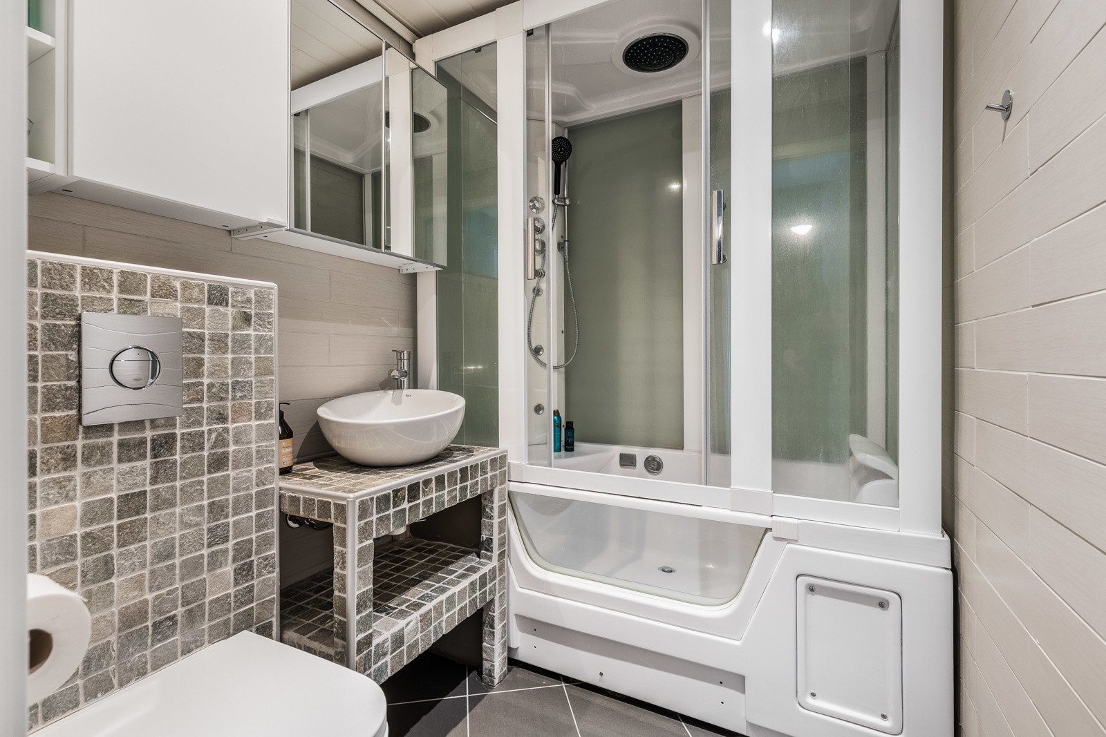 Badet ligger i andre etasje og er et arealeffektivt rom, renovert i 2017 med pent resultat. Galleribilde