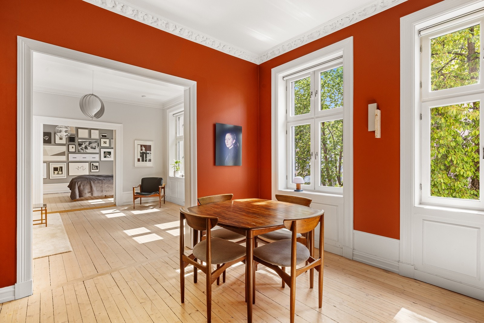 Velkommen til en romslig, flott og gjennomgående 3-roms beliggende i en klassisk bygård på Fredensborg. Galleribilde