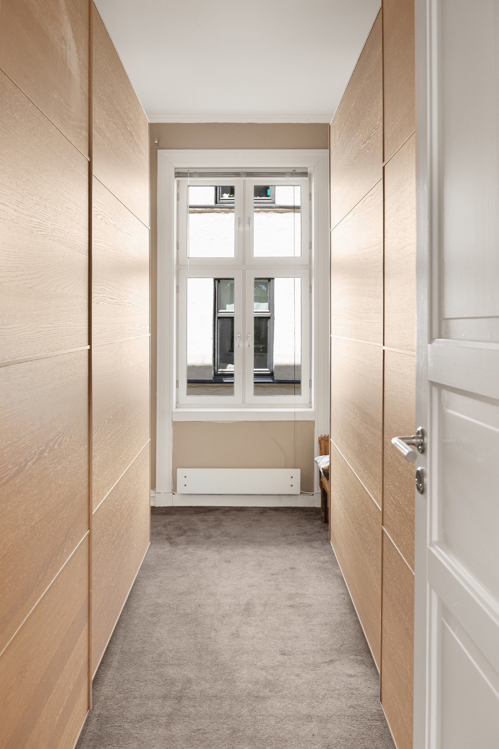 Omkledningsrommet har praktiske garderobeløsninger som gir rikelig med oppbevaringsplass. Galleribilde