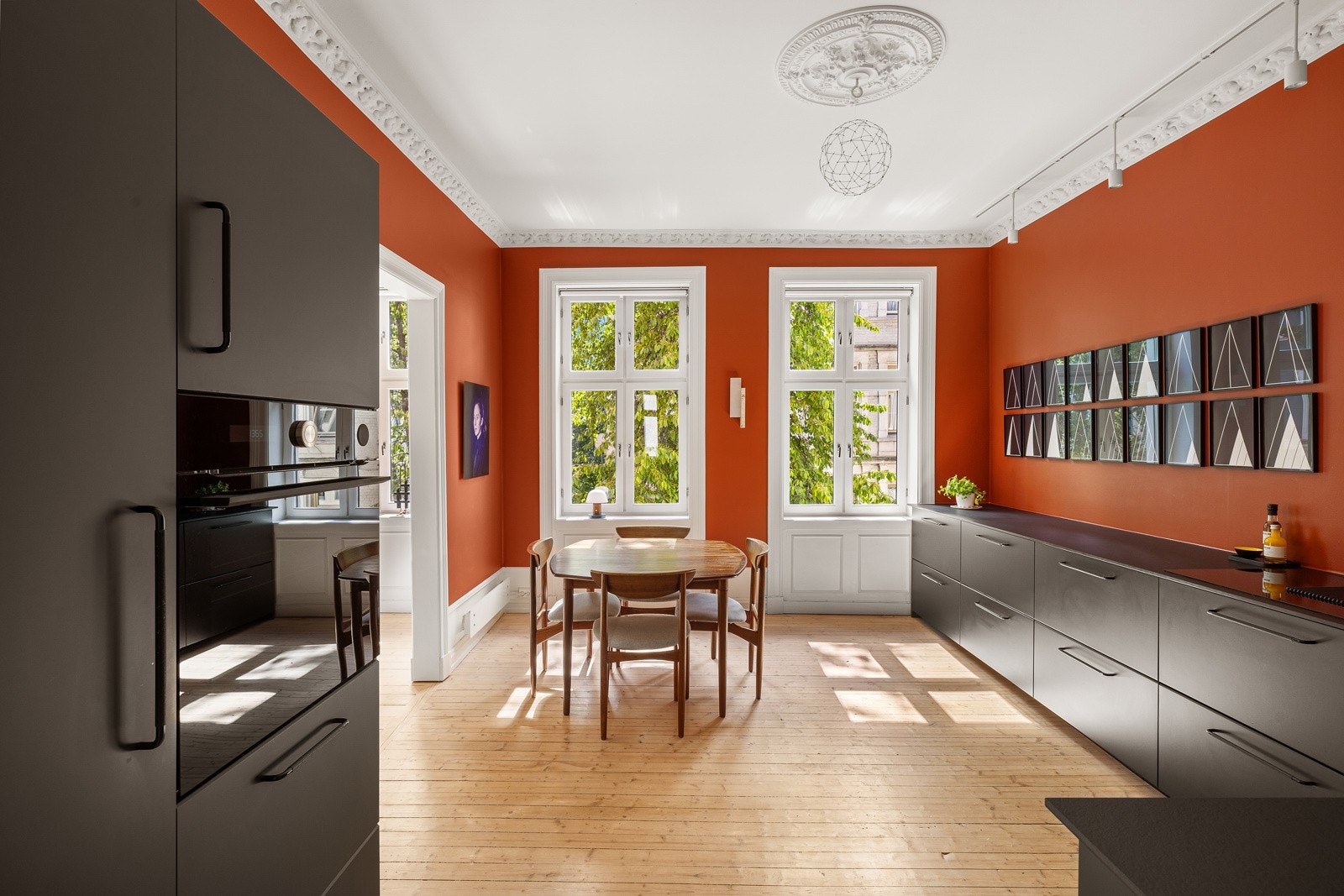 Boligen har en flott planløsning, samt store vindusflater som gir svært gode lysinnslipp. Galleribilde