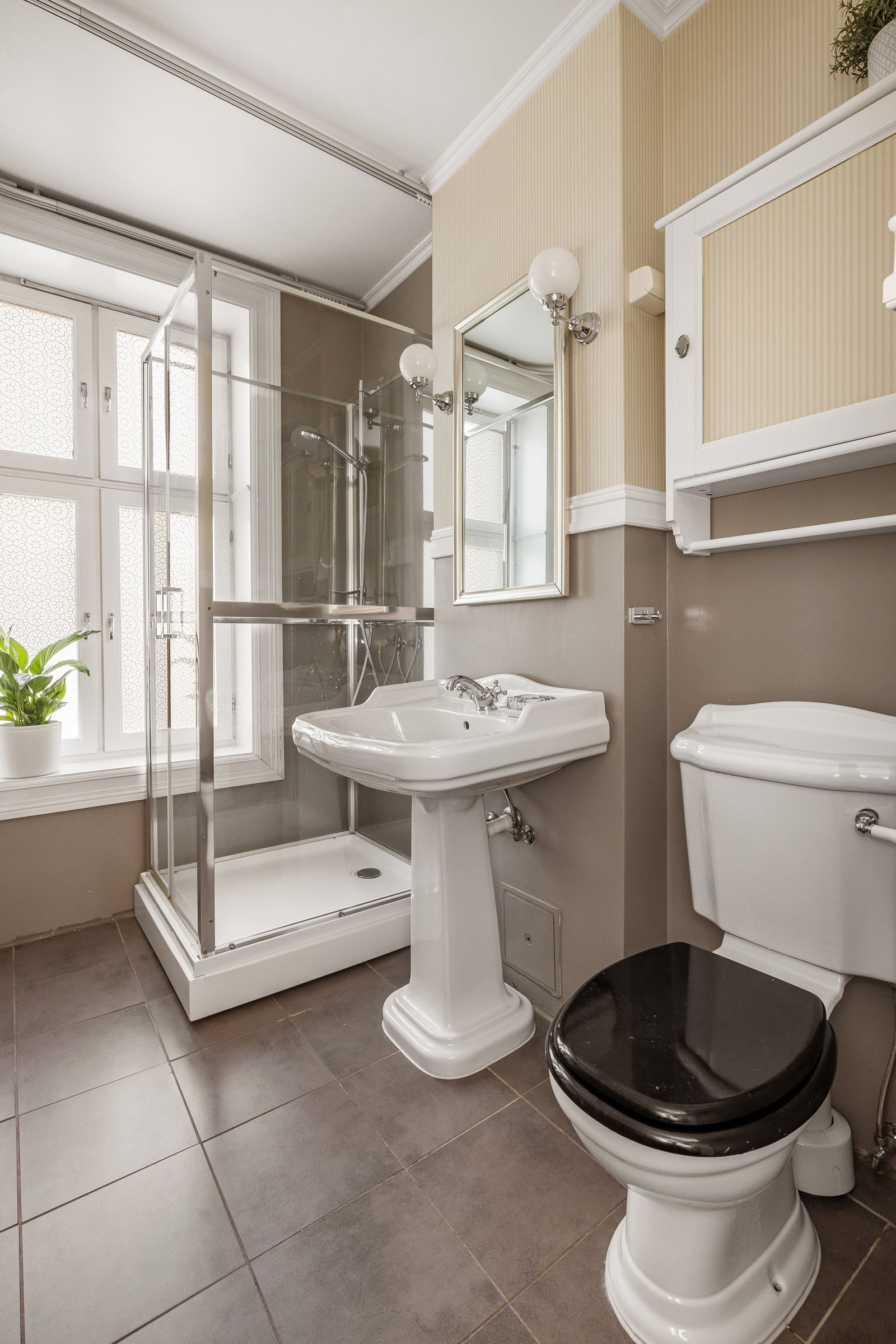 Opplegg for vaskemaskin, gulvstående toalett og gulvstående servant med to-greps armatur. Varmtvannsbereder er plassert over vaskemaskin. Galleribilde