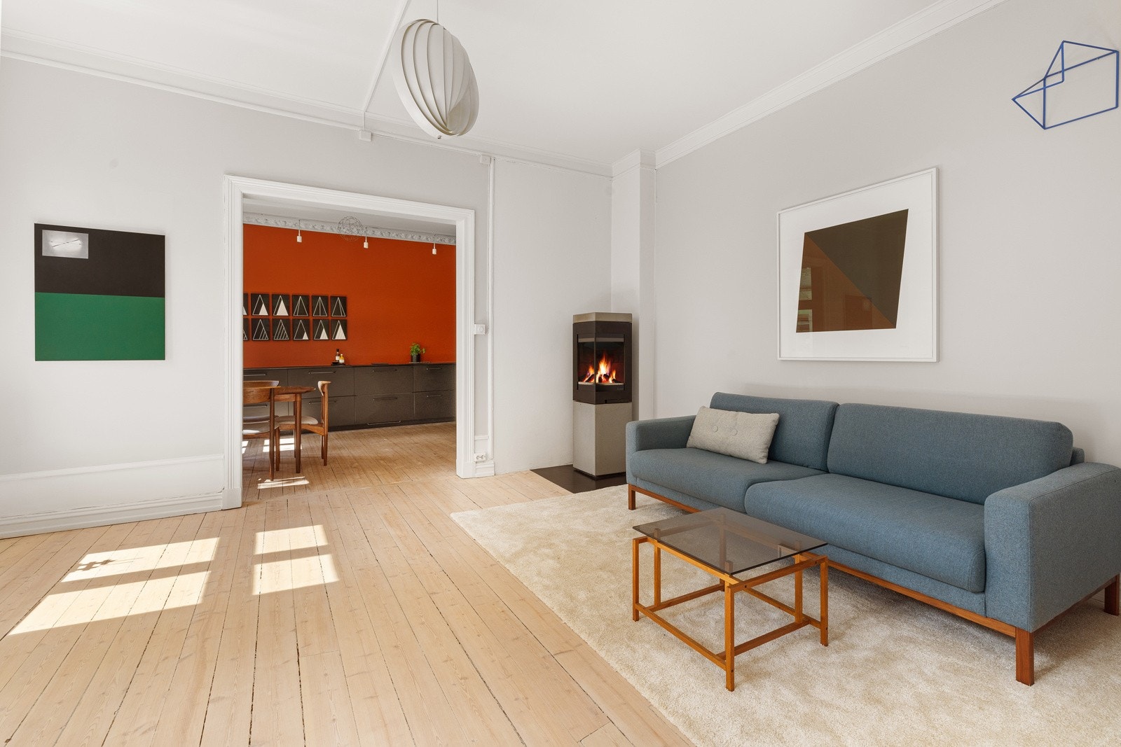 Stuen ligger i åpen løsning mot kjøkkenet og har en moderne peisovn som varmer godt på kaldere høst- og vinterkvelder. Galleribilde