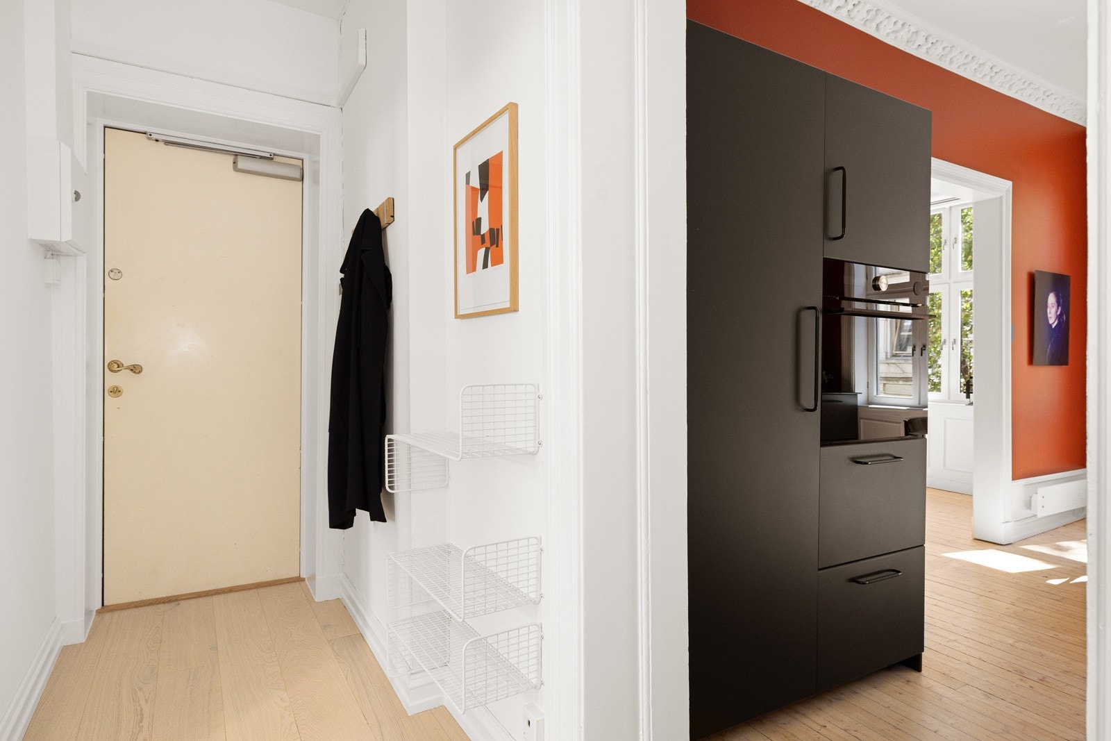 Hyggelig og innbydende entré med rom for oppheng av ytterklær. Galleribilde