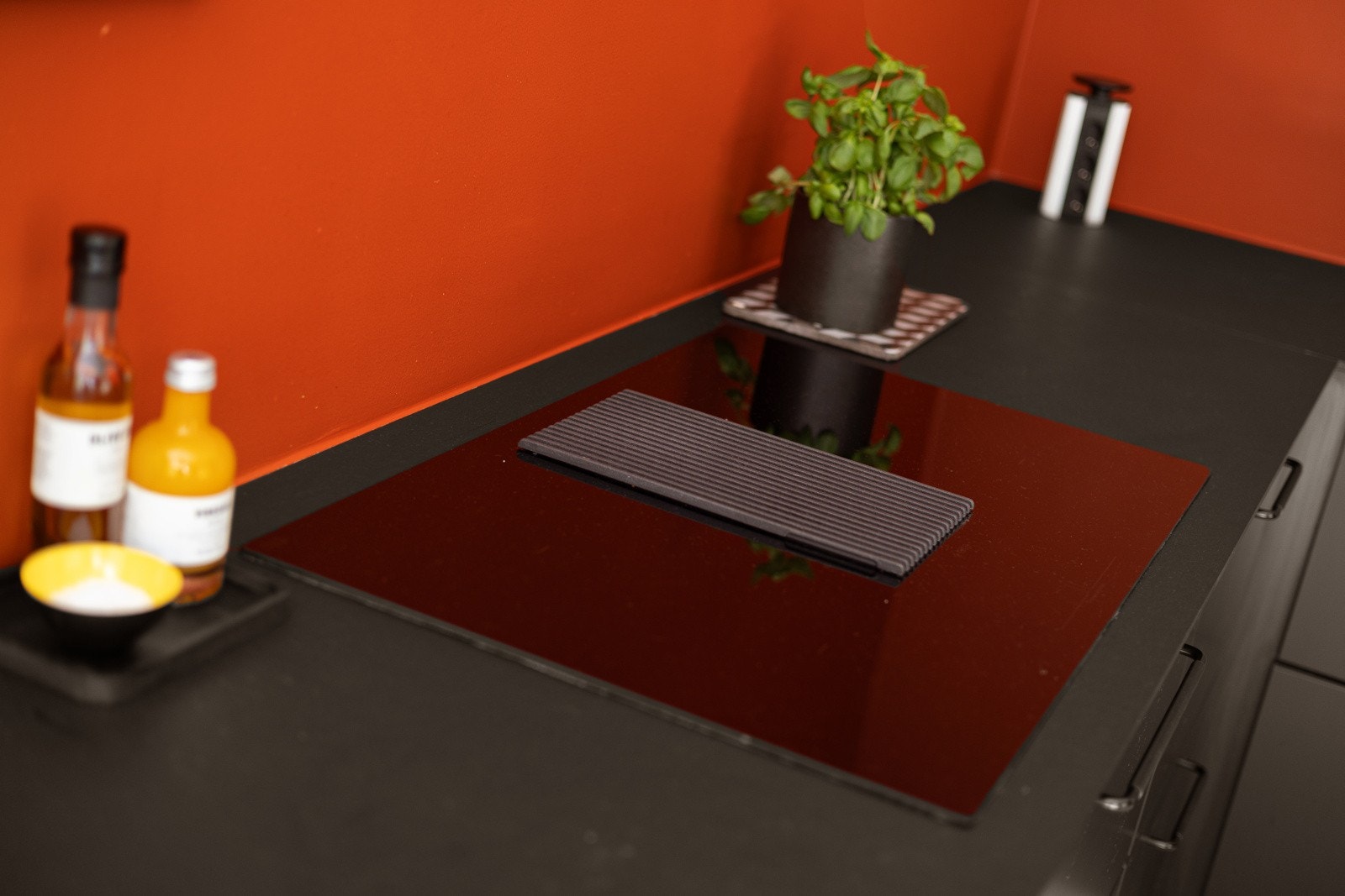 Medfølgende, integrerte hvitevarer i form av kjøl- og fryseskap, komfyr, oppvaskmaskin og platetopp med integrert kullfilter. Galleribilde