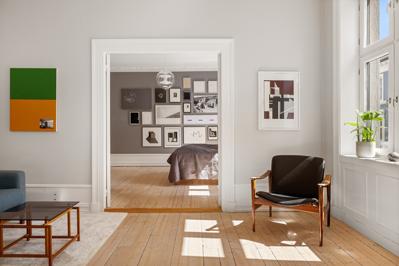 Videre fra stuen kommer man til boligens hovedsoverom. Galleribilde