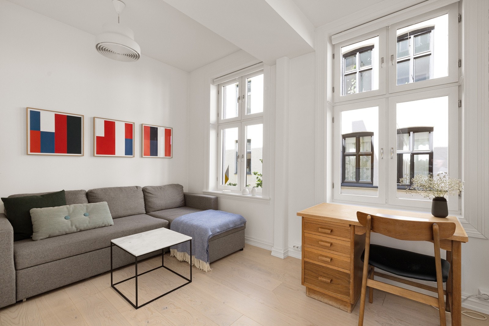 Plass til dobbeltseng / sofa, kontorpult og garderobeløsning. Galleribilde