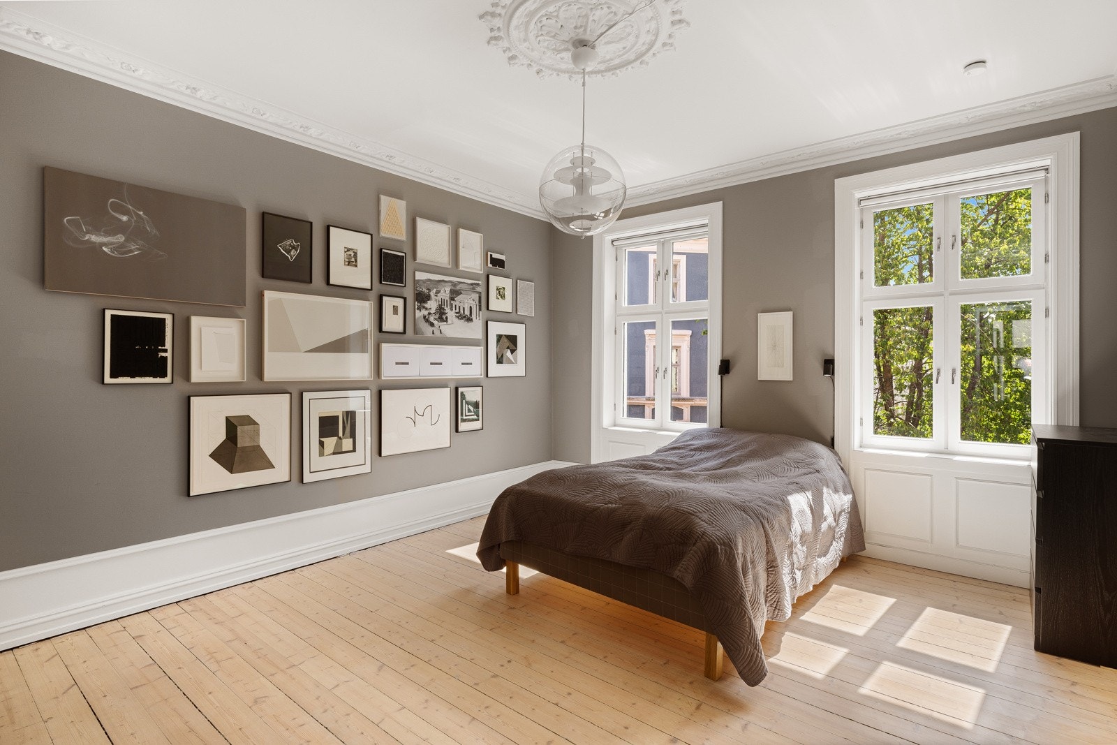 Svært romslig hovedsoverom med god plass til dobbeltseng og nattbord. Galleribilde