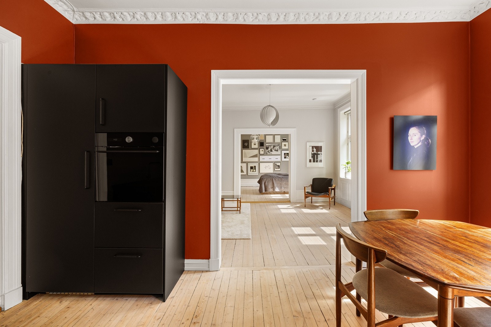 Delvis åpen løsning mot boligens stue. Galleribilde