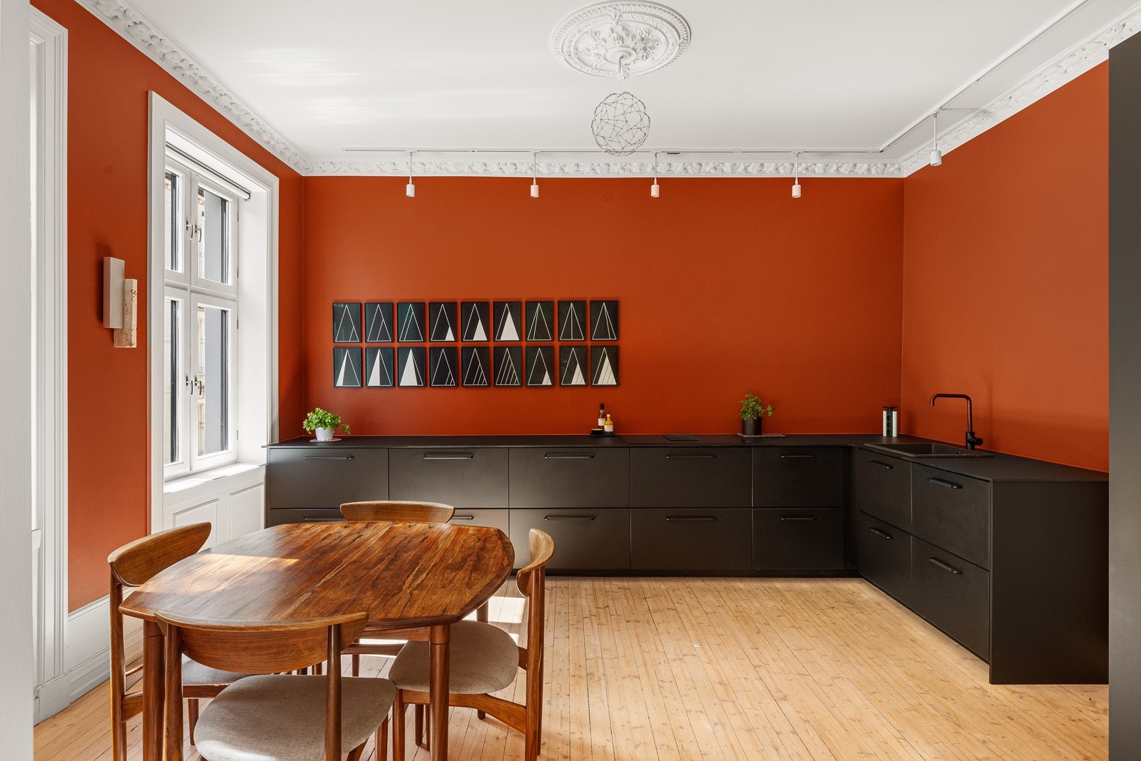 Kjøkkenet ligger separat fra stuen og har god plass til større spisebord for hyggelig sammenkomster. Galleribilde