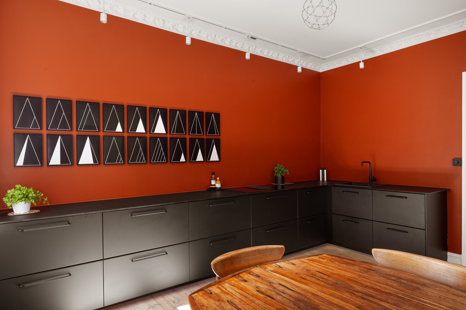 Kjøkkenet har en mørk innredning med slette fronter og benkeplate av kompositt. Galleribilde