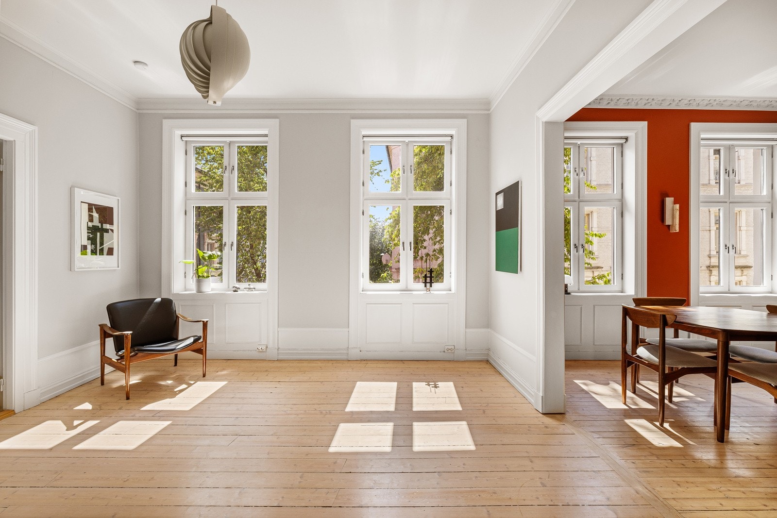 Stuen har i likhet med kjøkkenet to store vinduer som gir svært gode lysinnslipp. Galleribilde