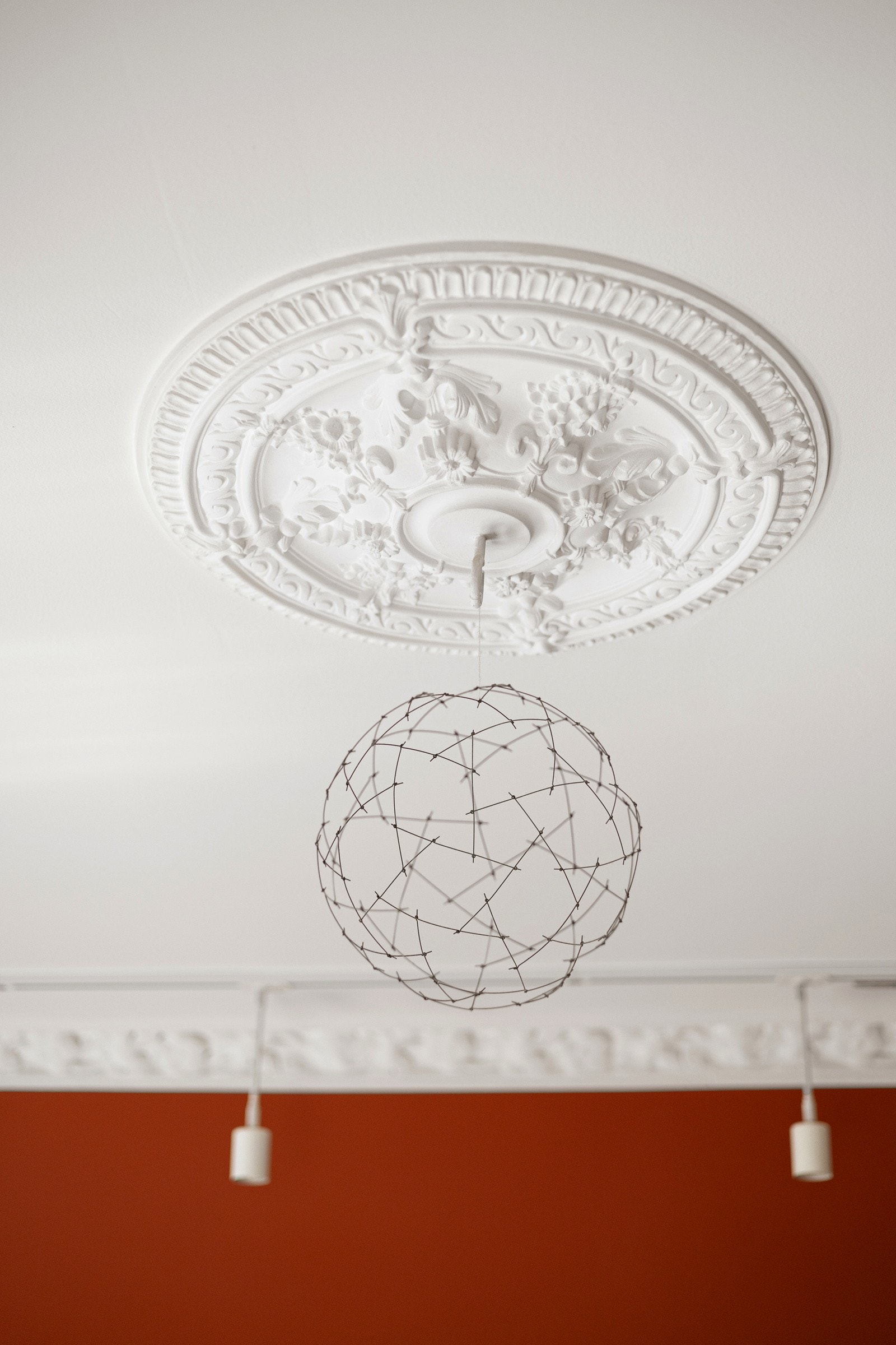 Klassiske detaljer i form av stukkatur og rosett i flere av rommene. Galleribilde