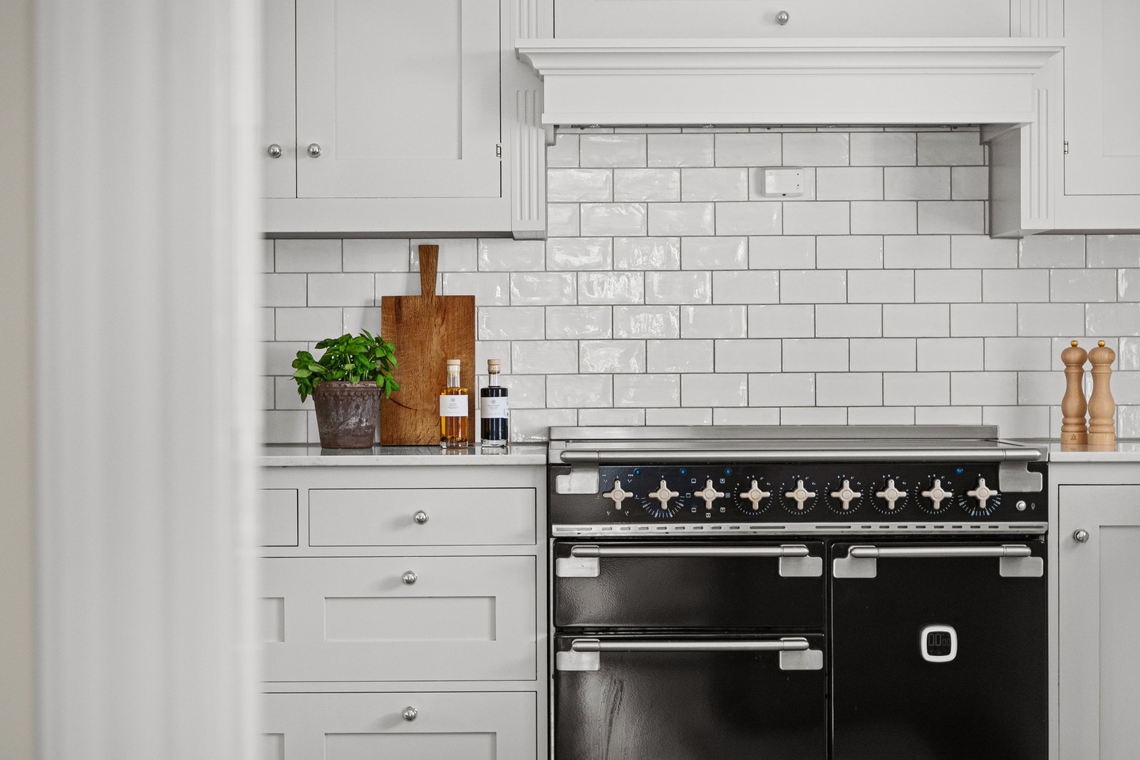 Kvalitets hvitevarer som Falcon Classic Deluxe 100 komfyr, oppvaskmaskin fra Gaggenau og ventilator fra Fjæråskupan. Galleribilde