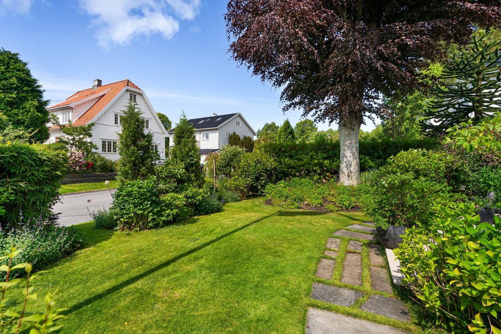 Denne delen av hagen vender mot vest og har meget gode solforhold. Galleribilde