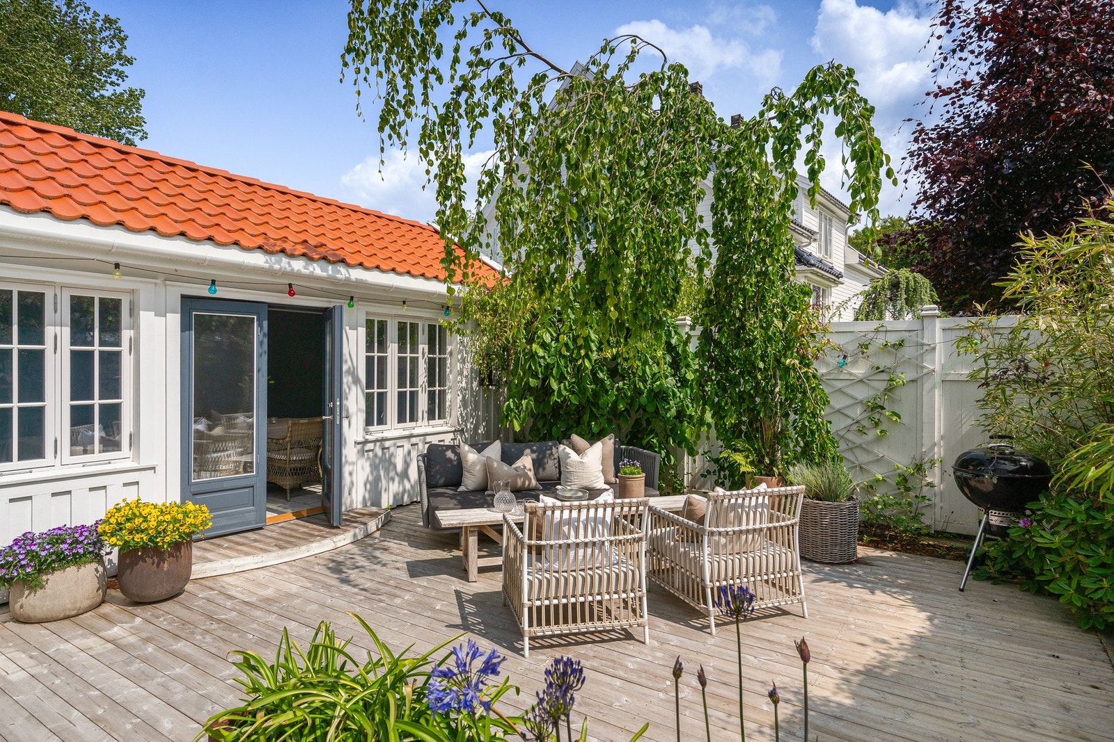 I tillegg til hovedhuset består eiendommen av hagestue, en større bod samt dobbel carport. Galleribilde