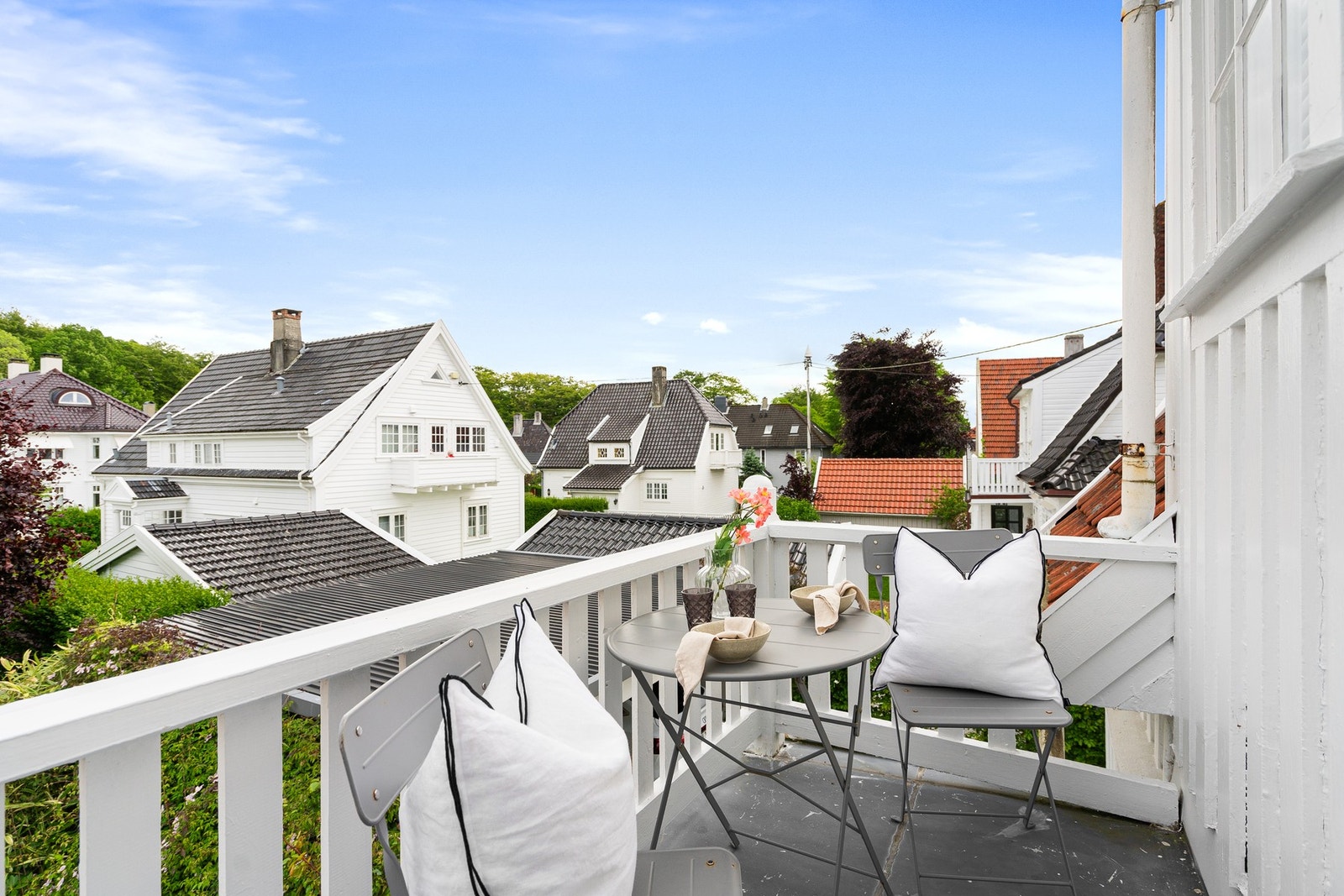 Balkong med morgen og formiddagssol. Galleribilde