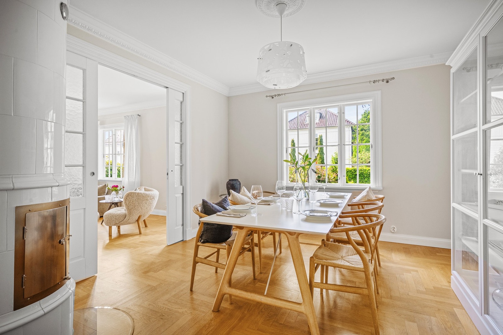 Spisestue med god plass til mange gjester. Kakkelovnen til venstre i bildet er av typen Kungsholm. Galleribilde