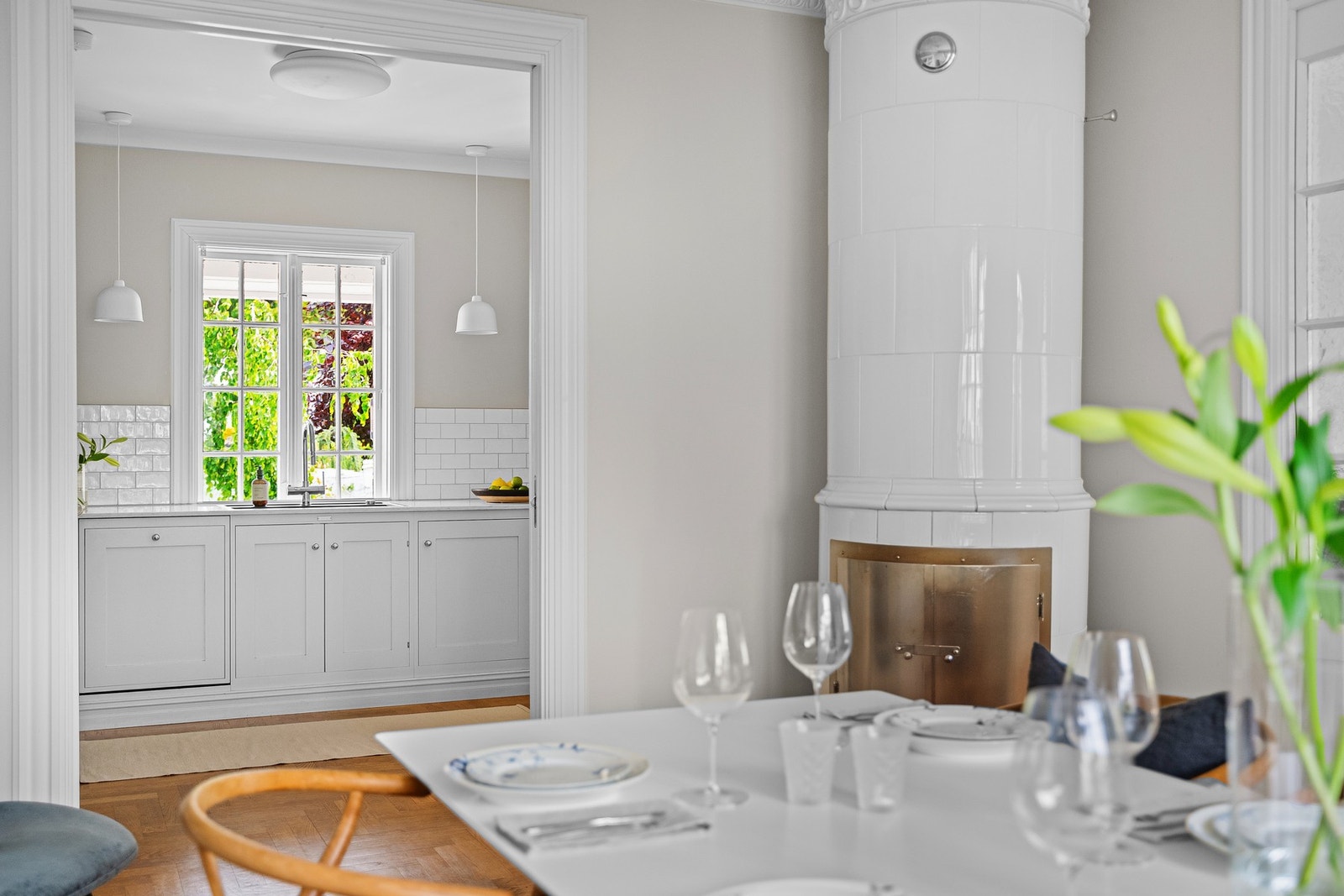 Elegant, praktisk og moderne kakkelovn av typen Kungsholm. Galleribilde