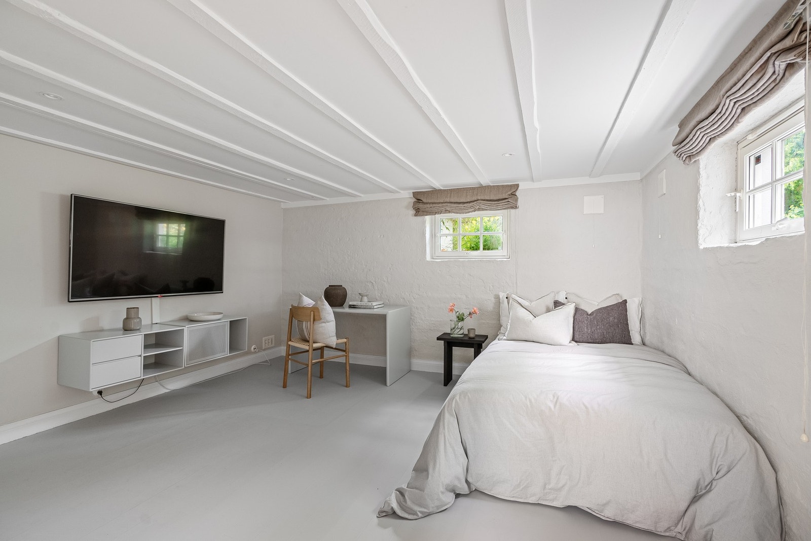 Kjellerrom innredet og benyttet som soverom (ikke byggegodkjent). Galleribilde