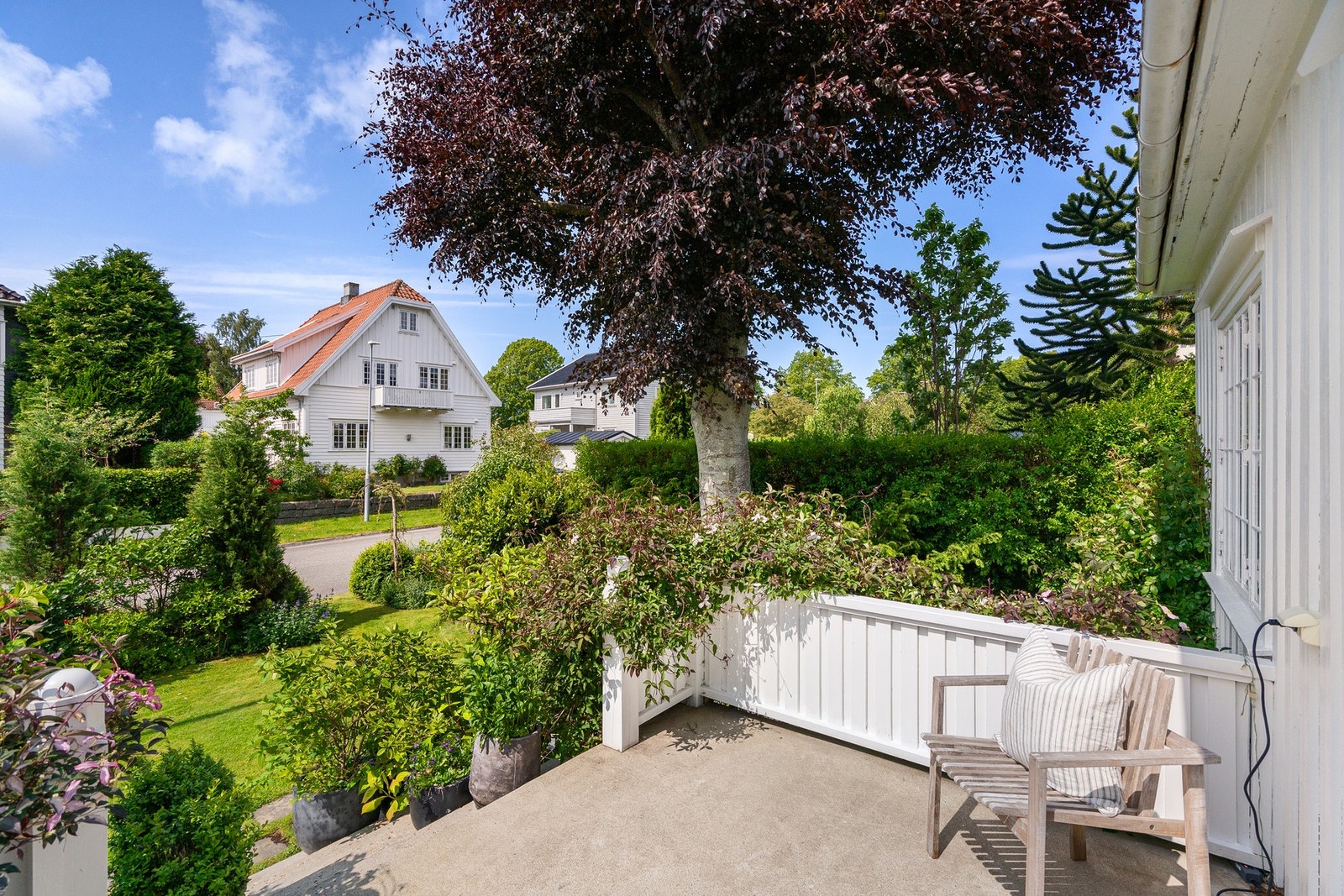 Fra stuen har man direkte utgang til terrasse og hage. Galleribilde