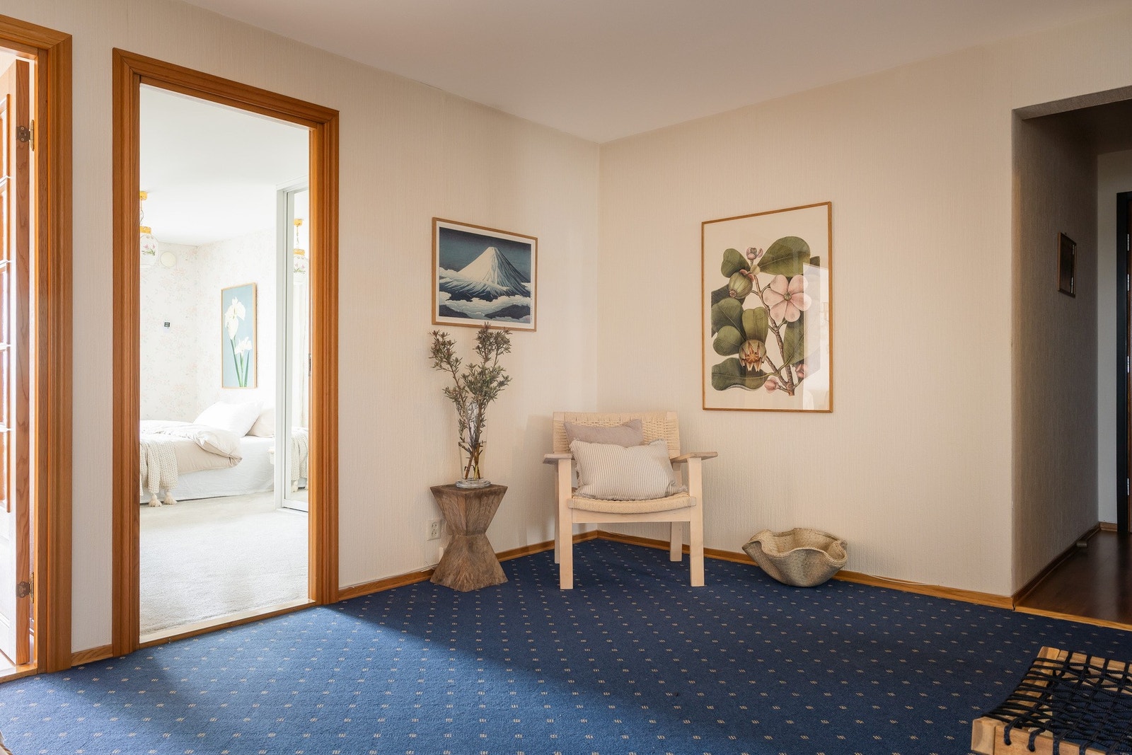 Entréen leder inn til en romslig gang med heldekkende gulvteppe. Galleribilde