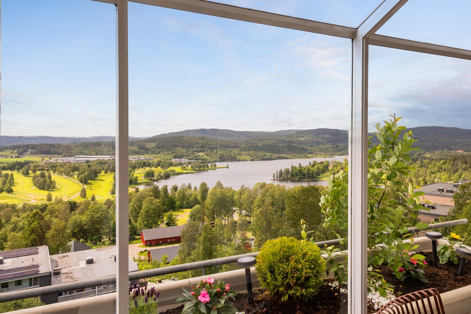 Velkommen til en 3(4)-roms leilighet med god planløsning, vestvendt innglasset balkong og praktiske oppbevaringsløsninger. Galleribilde