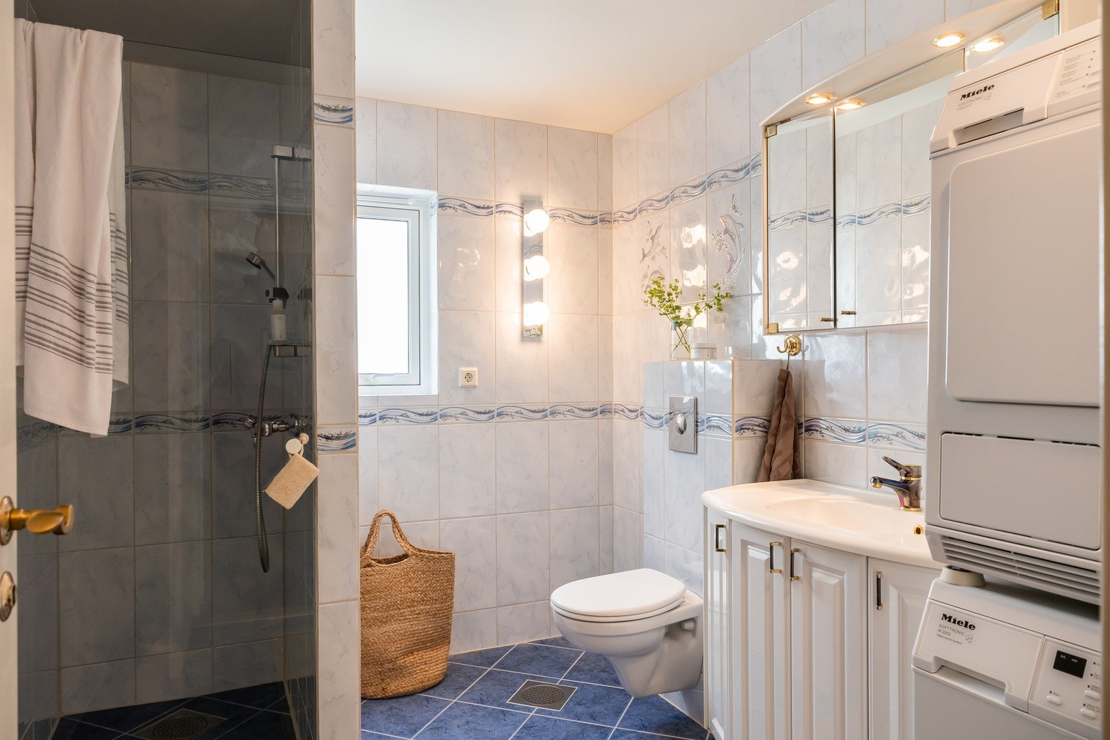 Hovedbadet er flislagt og har både varmekabler og dusj. Galleribilde