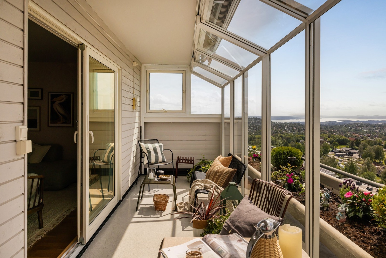 Den innglassede balkongen på ca. 10,6 m² har epoxybelegg på gulv. Galleribilde