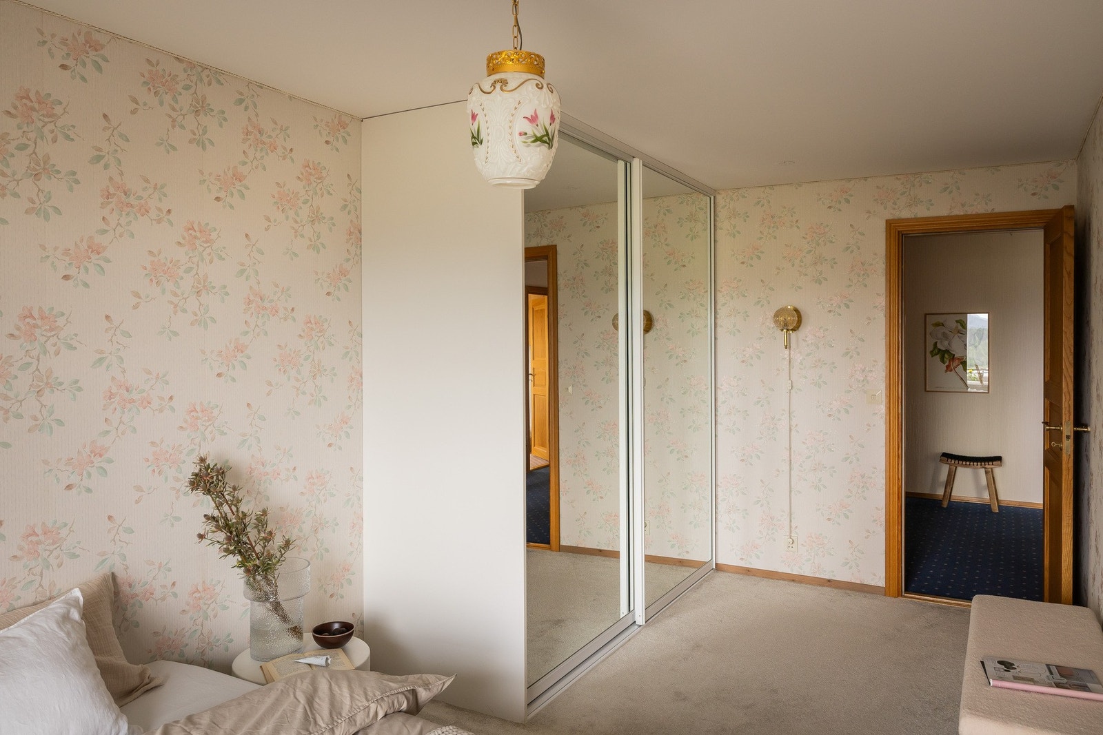 Hovedsoverommet har rikelig med plass til både dobbeltseng, nattbord og skyvedørsgarderobe. Galleribilde
