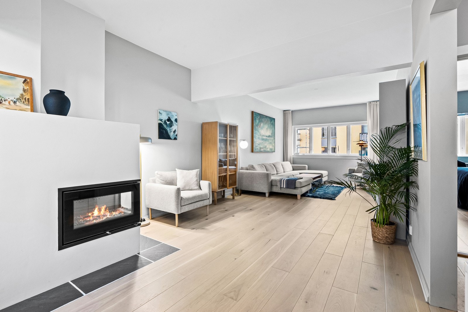 Stor og romslig stue med peis og plass til flere møbleringssoner Galleribilde