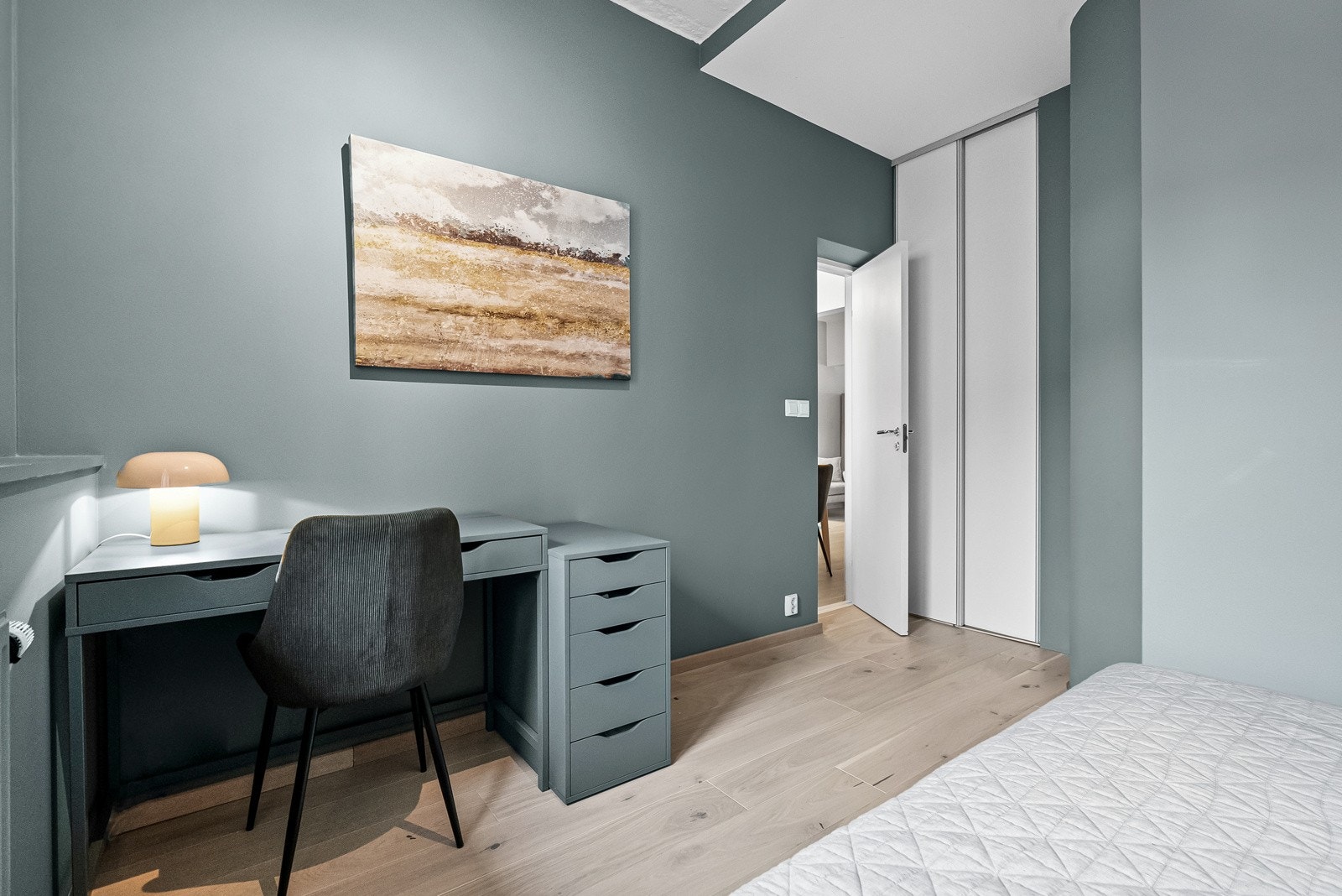 Her er det plass til både seng og oppbevaringsløsninger Galleribilde