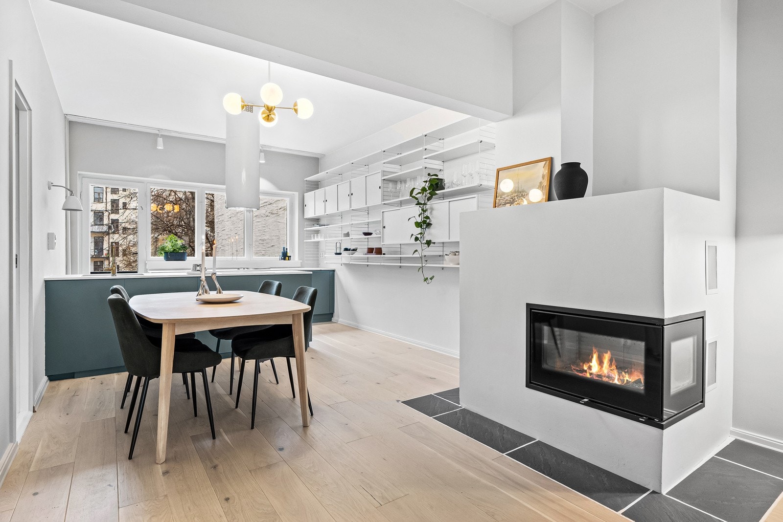 En stemningsfull peis sørger for ekstra varme og hygge på kjølige dager. Galleribilde