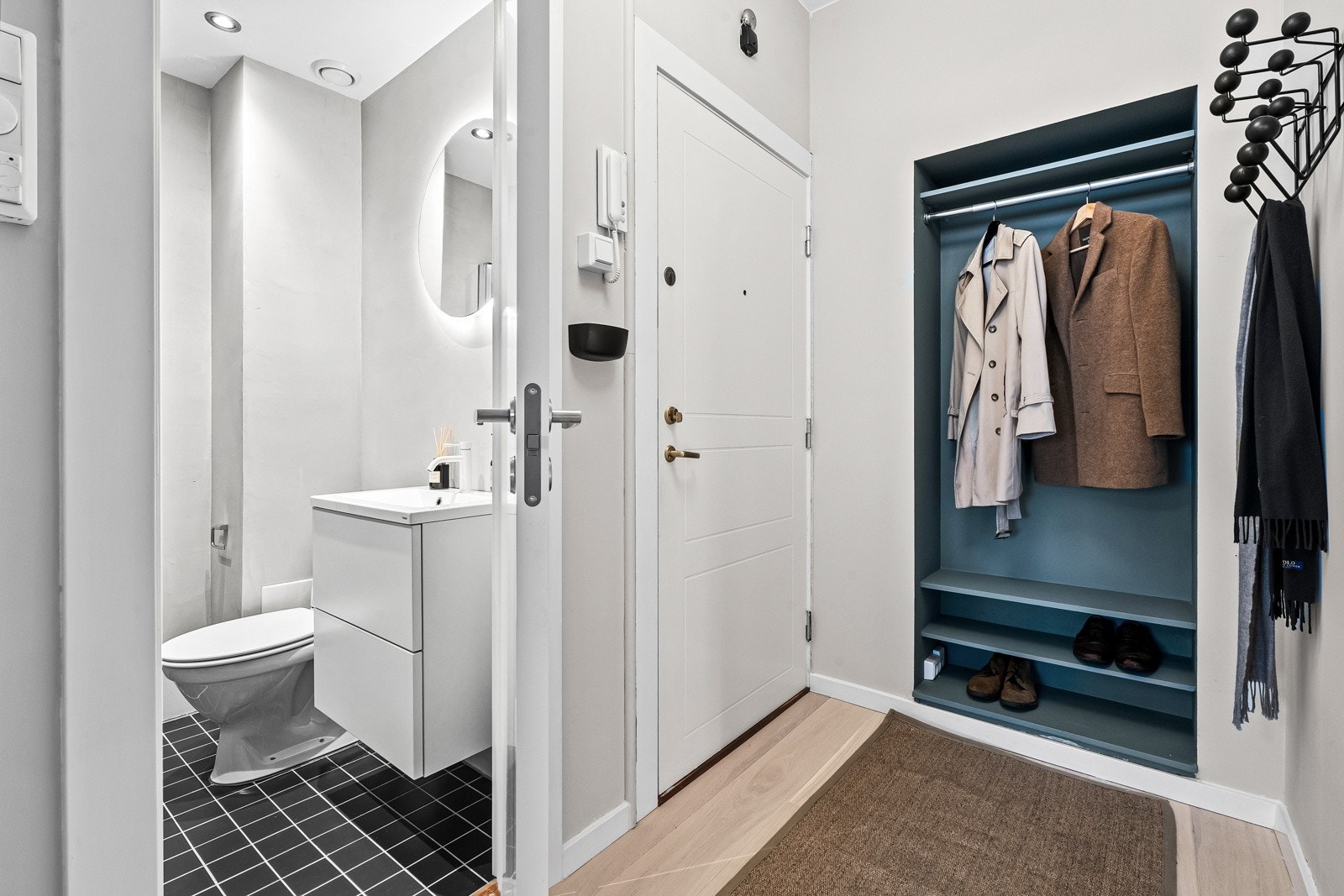 Leiligheten har en funksjonell og innbydende entré med god plass til garderobeskap, slik at yttertøy og sko kan oppbevares ryddig. Galleribilde