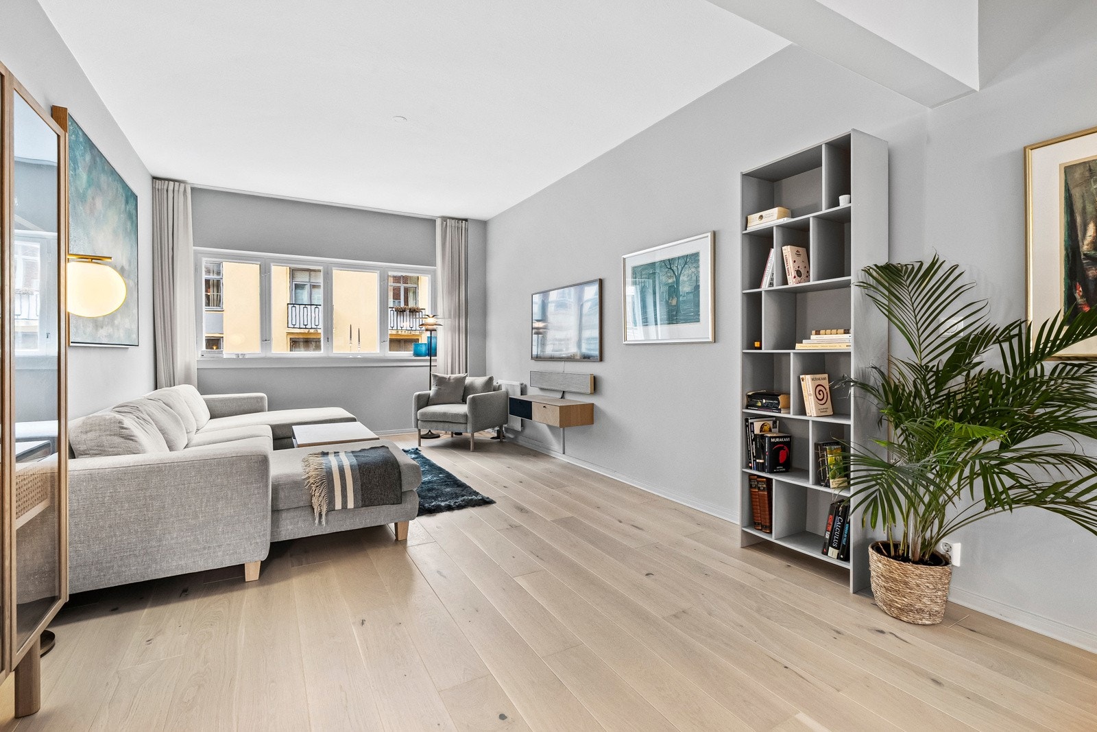 Stuen er romslig og lys, med en åpen og luftig planløsning som skaper en behagelig atmosfære Galleribilde