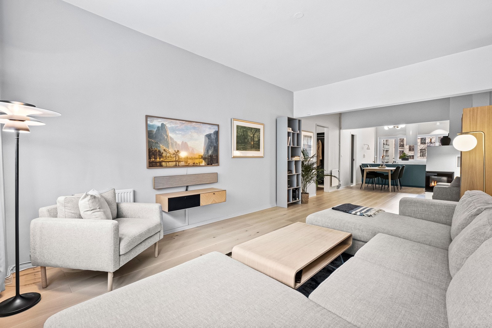 Her er det rikelig med plass til en stor sofagruppe, TV-løsning og oppbevaringsmøbler Galleribilde